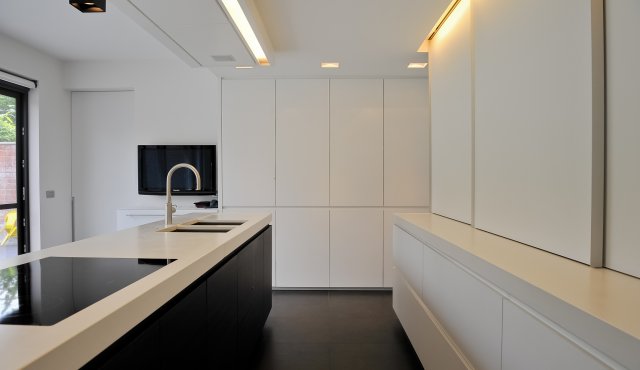Moderne keuken met resopal design.