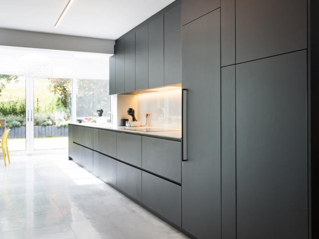 Moderne keuken ontworpen met polyrey plaatmateriaal.